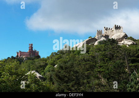 Pena Palace e mori' Castello (Castelo dos Mouros) con un cielo blu a Sintra, Portogallo Foto Stock