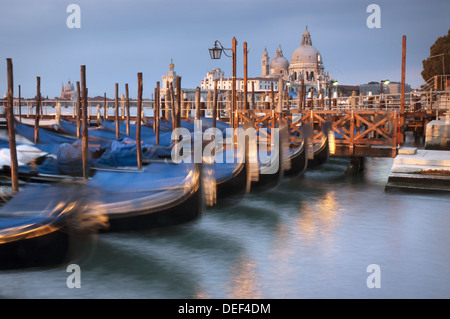 Gondole e riflessioni visto dalla Piazza San Marco, Venezia Foto Stock
