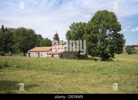 La cappella di San Rocco vicino Montbonnet sulla GR65 itinerario a piedi la strada di San Giacomo nella regione di Auvergne della Francia Foto Stock