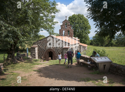 La cappella di San Rocco vicino Montbonnet sulla GR65 itinerario a piedi la strada di San Giacomo nella regione di Auvergne della Francia Foto Stock