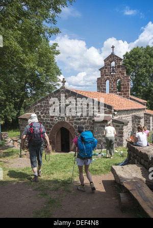 La cappella di San Rocco vicino Montbonnet sulla GR65 itinerario a piedi la strada di San Giacomo nella regione di Auvergne della Francia Foto Stock