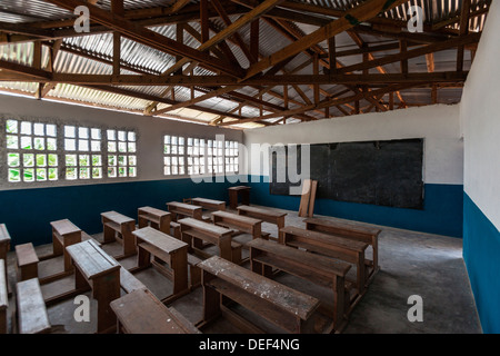 In Africa, in Camerun, Kribi. Svuotare schoolhouse. Foto Stock