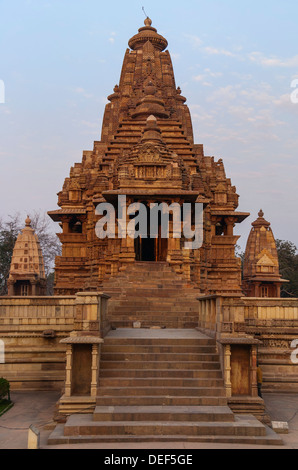 Tempio indù, costruito da Chandela Rajputs, presso la Western sito in India di Khajuraho isolata contro la mattina presto del cielo. Foto Stock