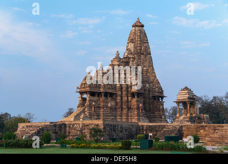 Tempio indù, costruito da Chandela Rajputs, presso la Western sito in India di Khajuraho diventò rosso da sunrise. Foto Stock