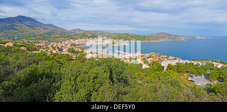 Panorama sulla città del Mediterraneo di banyuls sur Mer, Côte Vermeille, Pirenei orientali, Roussillon, Francia Foto Stock