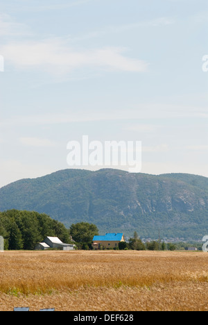 Paesaggio rurale e agriturismo vicino Monte Saint-Hilaire in Quebec, Canada Foto Stock