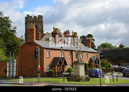 La piazza che mostra la chiesa di San Pietro e la statua del signore Montague Scott, Dunchurch Warwickshire, Inghilterra, Regno Unito Foto Stock
