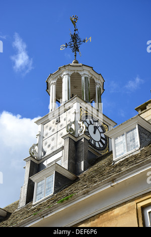 Torre dell Orologio su Georgian Town Hall, luogo di mercato, Brackley, Northamptonshire, England, Regno Unito Foto Stock