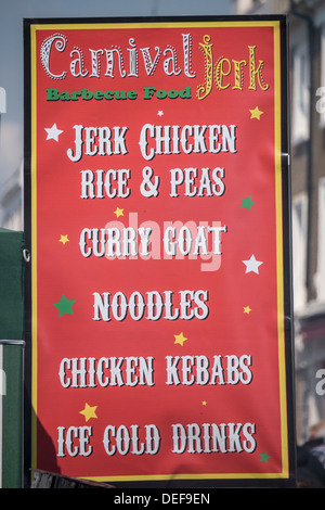 LONDRA, Regno Unito - 26 AGOSTO 2013: Colourful Sign on food Stall at Notting Hill Carnival, Foto Stock