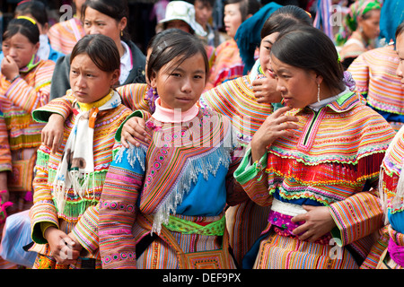 Le giovani donne da fiore minoranza Hmong gruppo etnico presso la domenica mattina Bac Ha Mercato di Bac Ha, Vietnam. Foto Stock