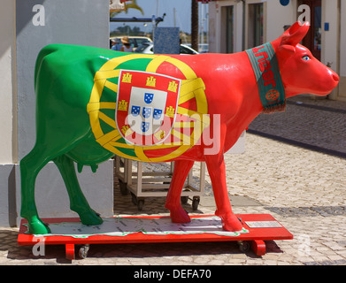 Vacca in plastica dipinta come bandiera portoghese Villa Real de Santo Antonio Algarve Portogallo Foto Stock