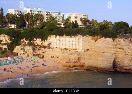 Scogliere e spiaggia Armacao de Pera Algarve Portogallo Foto Stock