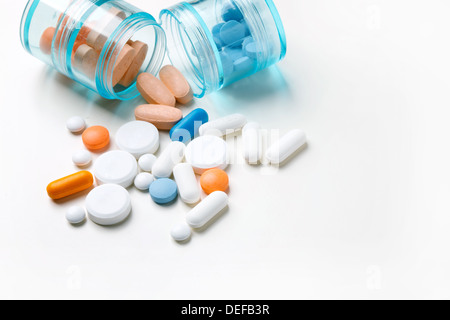 Pills fuoriuscita dal pillboxes Foto Stock