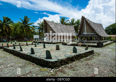 Casa Tradizionale con la pietra di denaro di fronte, Isola di Yap, Stati Federati di Micronesia, Isole Caroline, Pacific Foto Stock
