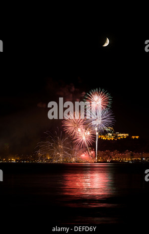 Fuochi d'artificio con luna di notte in Alicante, Costa Blanca, Comunidad Valenciana, Spagna, Europa Foto Stock