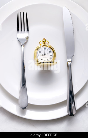 Stoviglie,forchetta e coltello con orologio da tasca Foto Stock