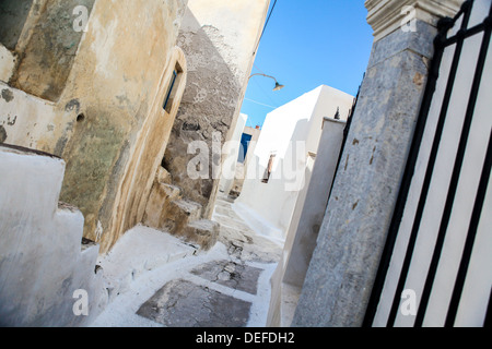 Case di villaggio con vecchie scale in città greca a Santorini Island Foto Stock