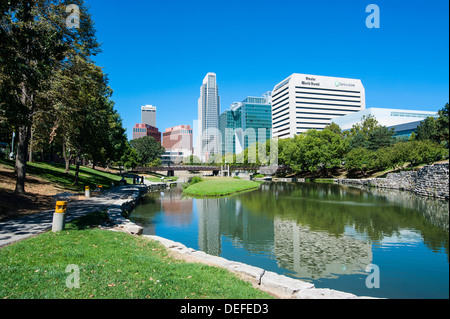 City park Laguna con downtown Omaha, Nebraska, Stati Uniti d'America, America del Nord Foto Stock