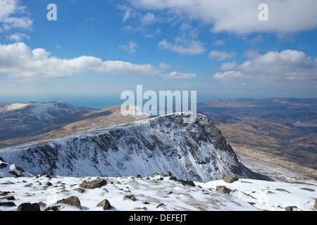 Vista dal vertice di cader Idris in inverno cercando di Barmouth, Parco Nazionale di Snowdonia, Gwynedd, Wales, Regno Unito, Europa Foto Stock