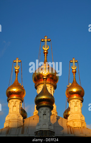 Cipolla dorata torri della chiesa russo-ortodossa di Ginevra nella luce della sera, Ginevra, il Cantone di Ginevra, Svizzera Foto Stock