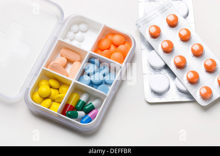 Pillole in scatola di pillole e pacchetto di compresse Foto Stock