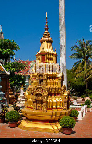 Stupa dorato di Wat Preah Prohm Rath, Siem Reap, Siem Reap Provincia, Cambogia Foto Stock