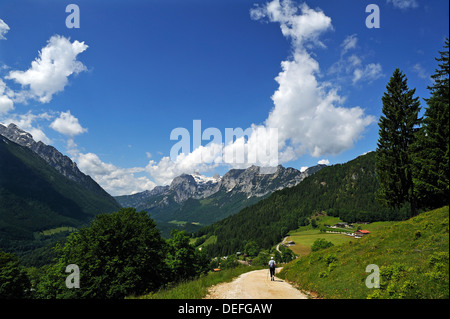 Sulle Alpi di Berchtesgaden con un escursionista a piedi lungo un sentiero escursionistico, Reiteralpe Mountain nella parte posteriore, Loiplsau Foto Stock