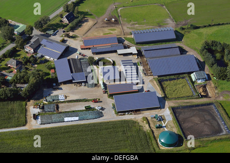 Agriturismo con pannelli solari sui tetti, vista aerea, Fischerhütte, Steenfeld, Schleswig-Holstein, Germania Foto Stock