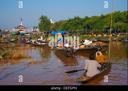 Mercato galleggiante, Ywama village, Lago Inle, Stato Shan, Myanmar (Birmania), Asia Foto Stock