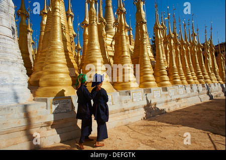 Il 1045 stupa di Shwe Inn Thein tempio, Inn Dein village, Lago Inle, Stato Shan, Myanmar (Birmania), Asia Foto Stock