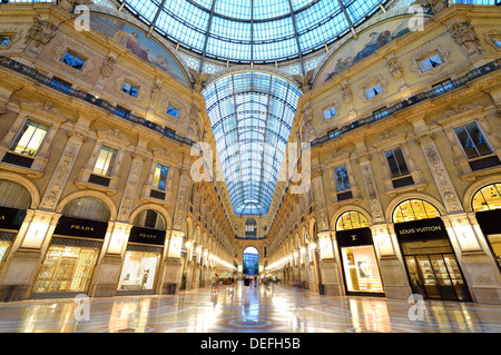 Luxury shopping arcade Galleria Vittorio Emanuele II, Milano, Lombardia, Italia Foto Stock