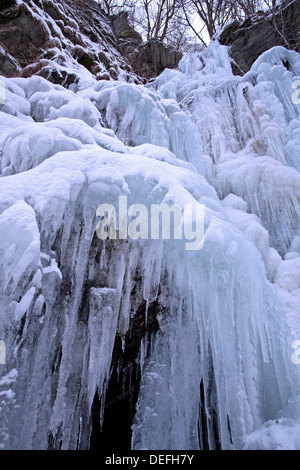 Congelati Plaesterlegge cascata, Bestwig, Nord Reno-Westfalia, Germania Foto Stock