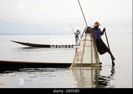 Pescatore sul Lago Inle, Stato Shan, Myanmar (Birmania), Asia Foto Stock