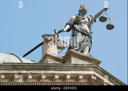 Giustizia tenendo la sua spada e bilancia, scultura su la Guildhall, bagno, England, Regno Unito Foto Stock