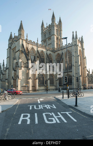 Abbazia di Bath, 'girare a destra' la segnaletica stradale nella parte anteriore, bagno, England, Regno Unito Foto Stock