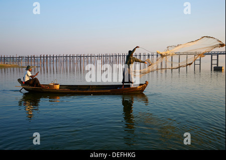 Pescatore sul Taung Thama Lago e U Bein bridge ad Amarapura, Mandalay Provincia, Myanmar (Birmania), Asia Foto Stock