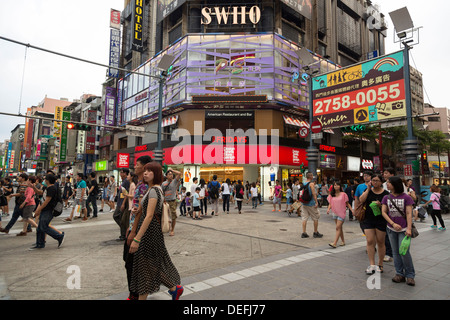 Le strade di Taipei: mercato Ximending famosa per la moda in Taiwan Foto Stock