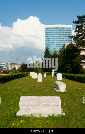 'Stecak' (tipico lapidi) nella parte anteriore del Parlamento bosniaco edificio, Sarajevo, capitale della Bosnia ed Erzegovina, l'Europa. Foto Stock