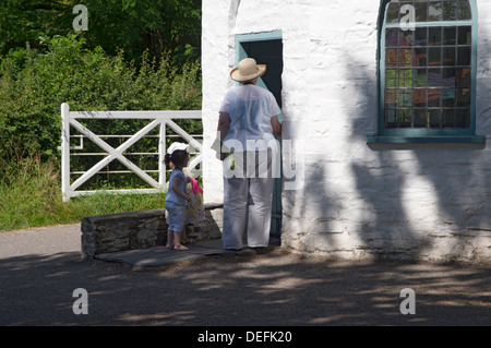 Nonna e due nipoti pedaggio casa museo di storia nazionale st fagans Cardiff Galles del Sud Foto Stock