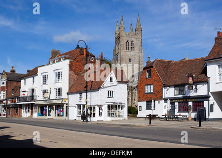 Vista della chiesa e Woolpack Hotel, High Street, Tenterden, Kent, England, Regno Unito, Europa Foto Stock