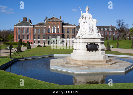 Kensington Palace e il Queen Victoria statua, Kensington Gardens, London, England, Regno Unito, Europa Foto Stock