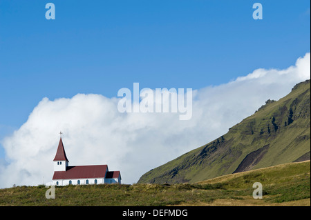 Chiesa sulla collina, Vik, Islanda, regioni polari Foto Stock