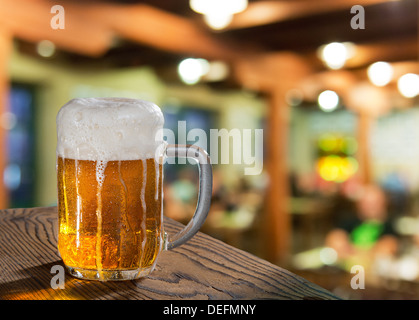 Bicchiere da birra in pub Foto Stock