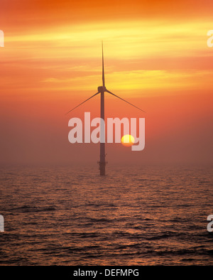 L alba di una nuova era? Sunrise dietro una delle turbine eoliche in Blyth wind farm - Gran Bretagna il primo off shore di turbine eoliche. Foto Stock