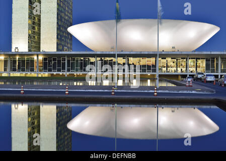 Il Brasile, Brasilia, Congresso Nazionale, notte, vista notturna, viaggi, turismo, turismo, Capitale brasiliana, architettura, Oscar Niemeyer, design, il Senato e la Camera dei Deputati, illuminazione, politica, centro politico, brasile 2014, destini turistici in Br Foto Stock