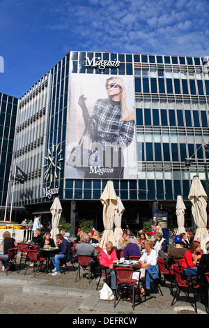 Cafè sul marciapiede davanti a grandi magazzini Magasin nel centro di Arhus, nello Jutland, Danimarca, Scandinavia, Europa Foto Stock