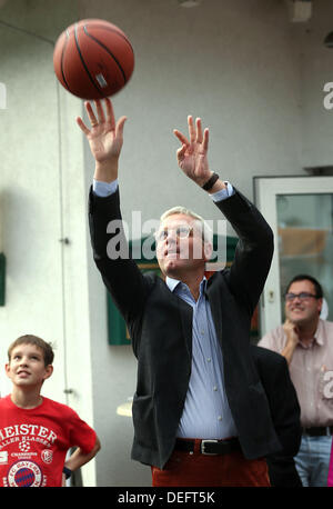 Ex ambiente tedesco il Ministro Norbert Roettgen getta una palla da basket durante una campagna elettorale nel caso di Wachtberg, Germania, 15 settembre 2013. Foto: OLIVER BERG Foto Stock