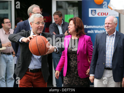 Ex ambiente tedesco il Ministro Norbert Roettgen getta una palla da basket durante una campagna elettorale nel caso di Wachtberg, Germania, 15 settembre 2013. Foto: OLIVER BERG Foto Stock