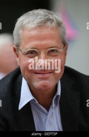 Ex ambiente tedesco il Ministro Norbert Roettgen siede nel corso di una campagna elettorale nel caso di Wachtberg, Germania, 15 settembre 2013. Foto: OLIVER BERG Foto Stock