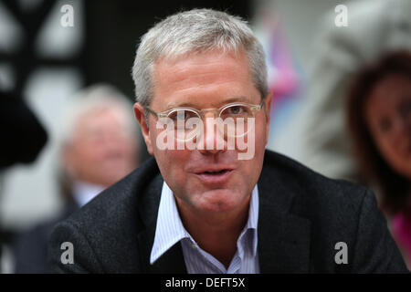 Ex ambiente tedesco il Ministro Norbert Roettgen siede nel corso di una campagna elettorale nel caso di Wachtberg, Germania, 15 settembre 2013. Foto: OLIVER BERG Foto Stock